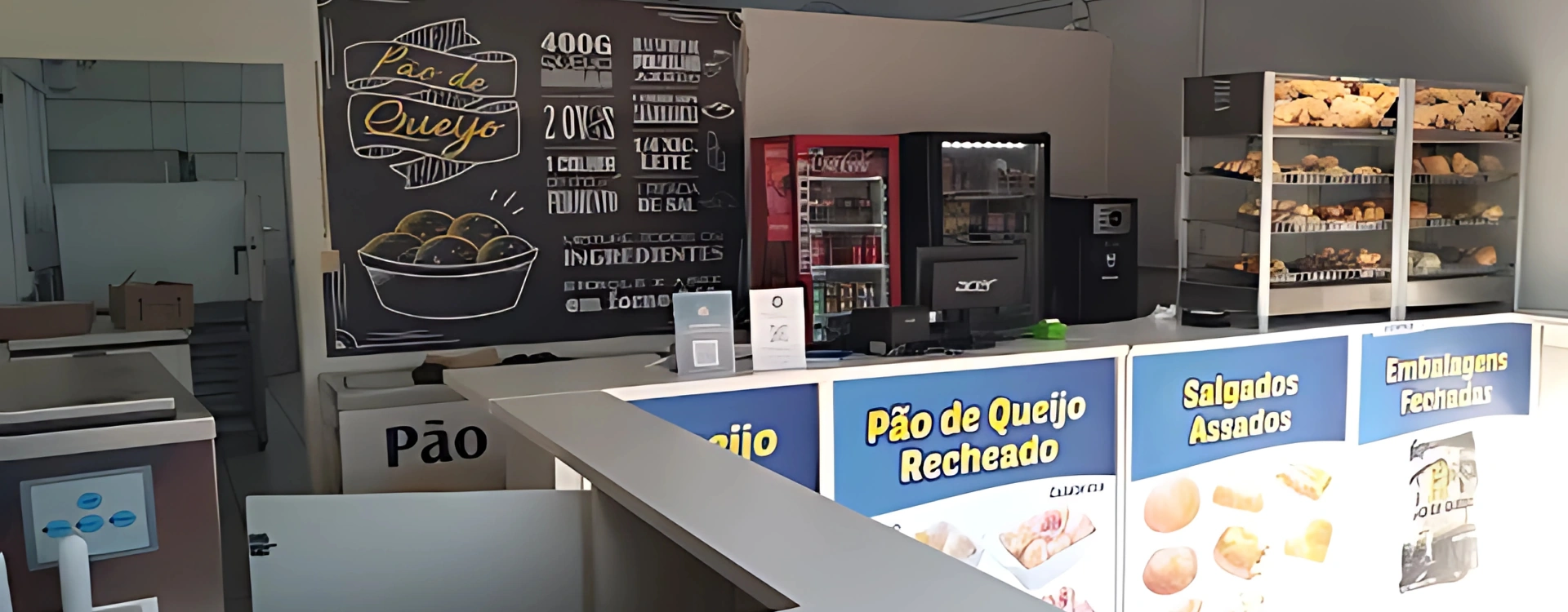 Foto real do interior de uma loja Top Alimentos, com balcão e exposição de produtos