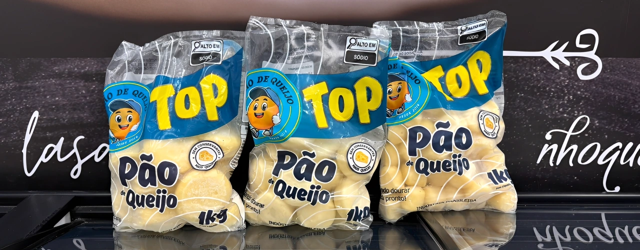 Foto real de pacotes de pão de queijo Top Alimentos com a embalagem original